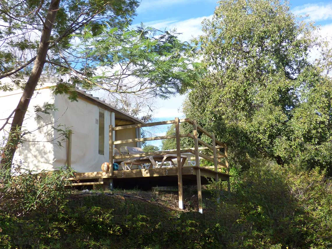 El lodge equipado Costa Verde en el camping de Riva Bella Naturiste en Córcega